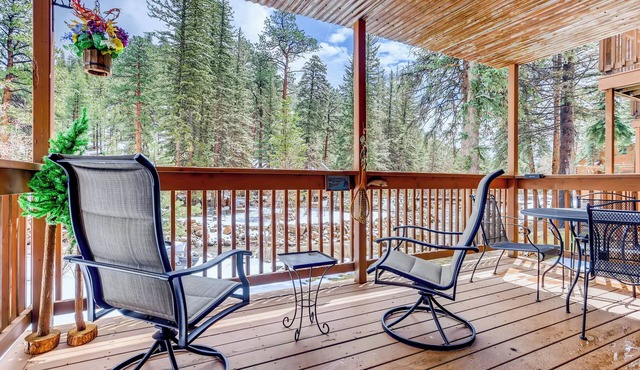 Quiet Fall River Escape Fireplace Close to RMNP