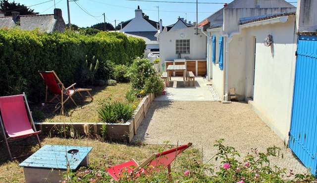 Quiet family home with enclosed garden, just a stone's throw from the sea!