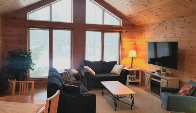 Quiet Family Cabin at West Hawk Lake