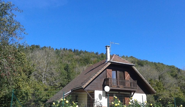 Quiet family chalet on enclosed land 2000m -90 m2-4 bdrm 7 bed Lac Chalain