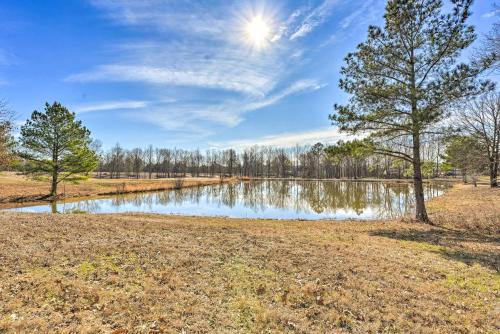 Quiet Family Cottage w/Fishing Pond in Senatobia