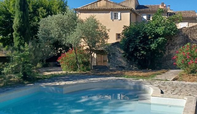 Quiet family farmhouse near Gordes-Roussillon-Luberon. Large private pool!
