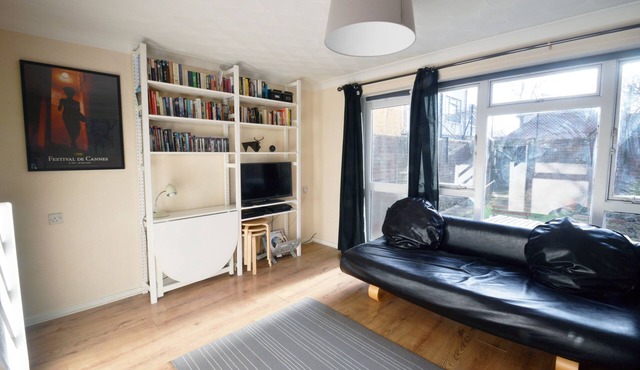 Quiet, family-friendly 1br House, parking available - East London