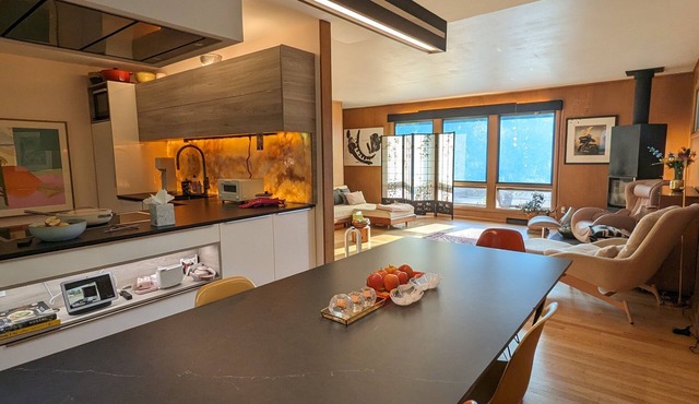 Quiet, family-friendly home on lake bike path 10 minutes from downtown Madison