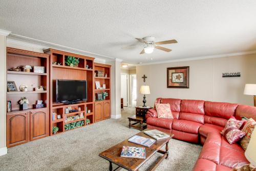 Quiet Family Home in Headland with Games and Yard