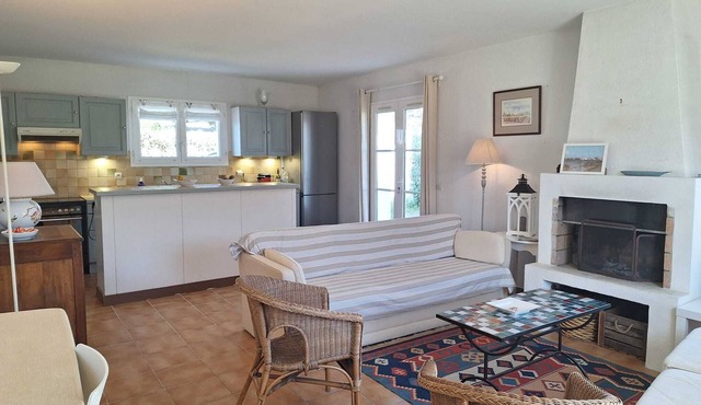 Quiet family home in LOIX with 8 beds and enclosed garden.