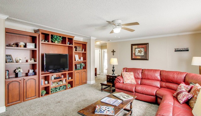 Quiet Family Home in Headland w/Games & Yard