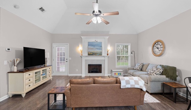 Quiet Family Home - Near Everything!