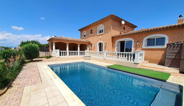 Quiet family home, swimming pool, 20 min from beaches. Superb view over vineyards.