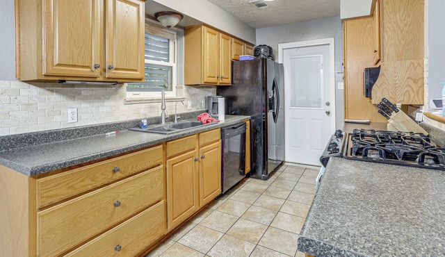 Quiet Family Home w/Yard ~ 15 Mi to Galveston!