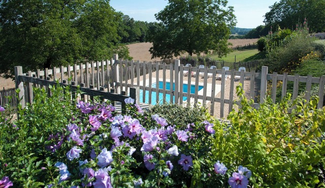 Quiet family home with secure swimming pool