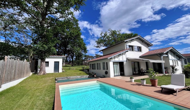 Quiet family house between sea and mountains with swimming pool - sleeps 8