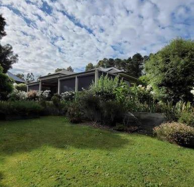Quiet family retreat getaway - Wildlife Park, Sovereign Hill, Kryall Castle and city at your door - modern house, 8 guests, 4 bedrooms, 5 beds