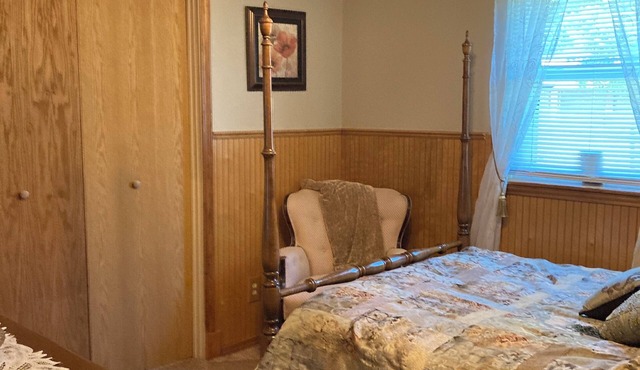 Quiet family space close to town. In walking distance of the baseball fields.