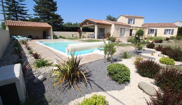 Quiet family villa with heated pool