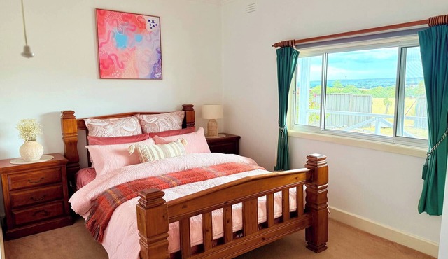 Quiet Farm-Style Retreat with Scenic Views