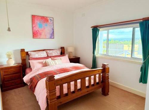 Quiet Farm-Style Retreat with Scenic Views