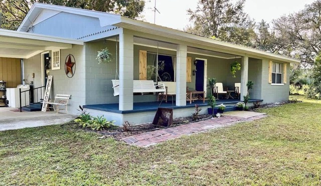 Quiet Farmhouse come enjoy the peace and quiet ,takes you back to a simpler life