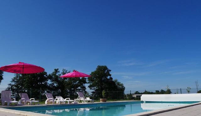 Quiet farmhouse for 14 people, air conditioning, swimming pool, shaded terraces, enclosed garden, meadow