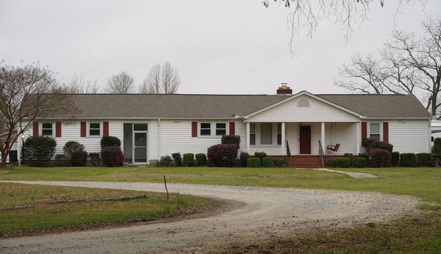 Quiet farmhouse nestled near Presbyterian College and Clinton, SC w/pool table.