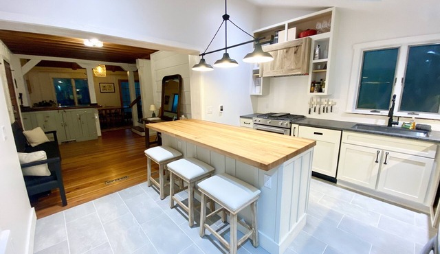 Quiet farmhouse with pond, trails, hot tub, close to skiing and breweries