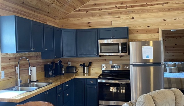 Quiet fishing cottage with lake view. 2 BR/2BA “come catch some memories”
