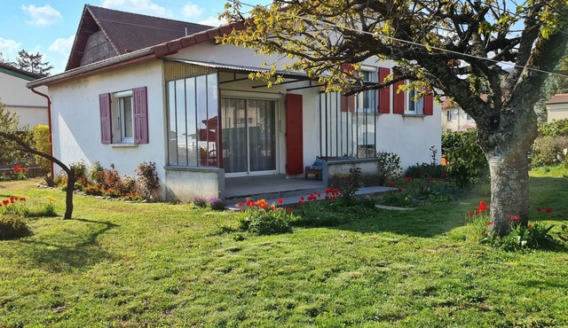 Quiet, flower-filled house in the countryside, good location, easy access