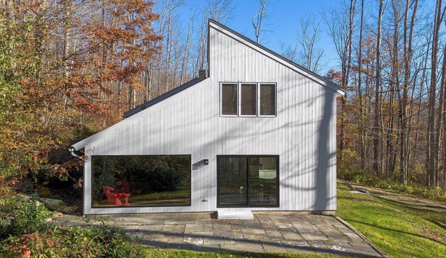 Quiet Forest Modern Getaway