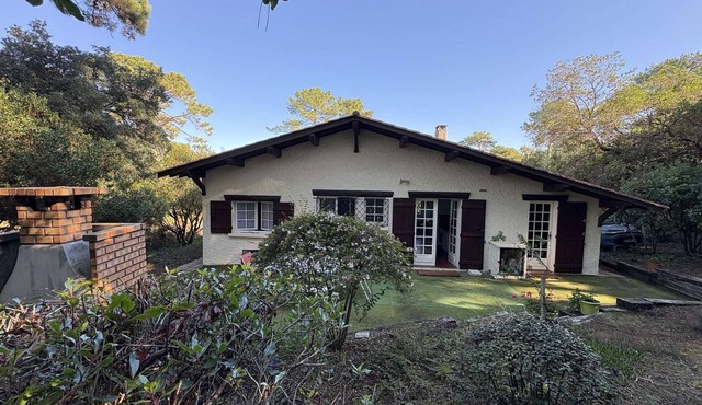 Quiet Villa with Large Garden, Near Shops