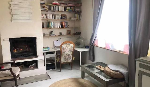 Quiet studio overlooking the garden. Pets at no extra charge