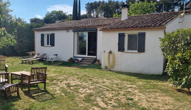 Quiet 3-bedroom house with garden and pool