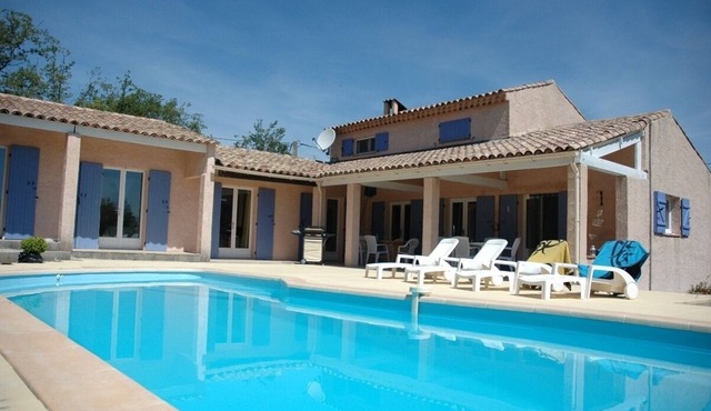 Quiet villa with pool