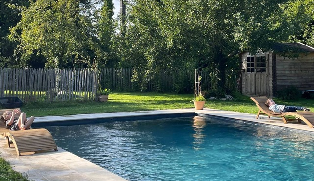 Quiet country house with swimming pool for 10 people