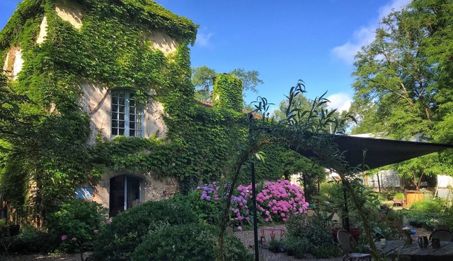 Quiet 2 bedroom/2 bath Pigeonnier along the Canal de Garonne