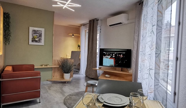 Quiet, friendly apartment - Private parking - Near tramway and airport