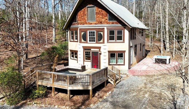 Quiet, Funky Retreat with Game Room and Hot Tub