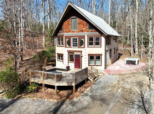 Quiet, Funky Retreat with Game Room and Hot Tub