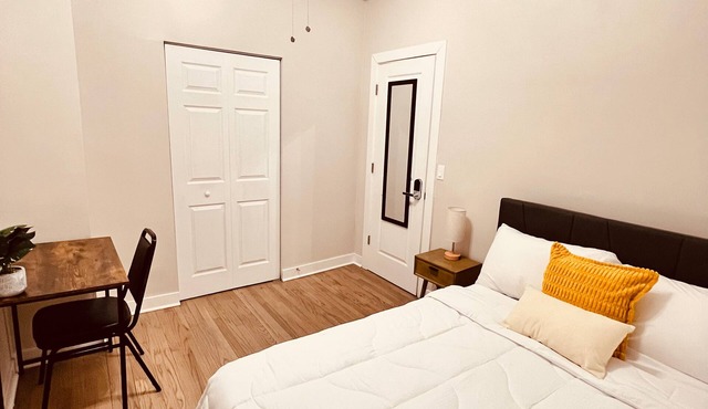 Quiet, Furnished Private Room, Utilities & Fast Wi-Fi, Near UIC & Hospitals