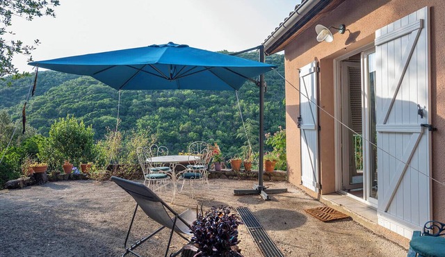 Quiet gîte overlooking nature 15 minutes from Lac du Salagou