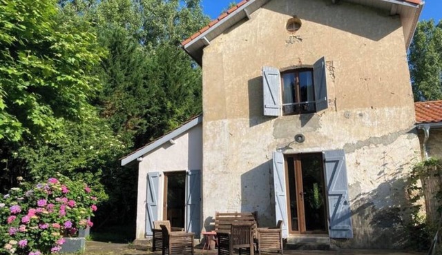 Quiet gîte with swimming pool, exceptional view, sleeps 5, Océan & Pays Basque