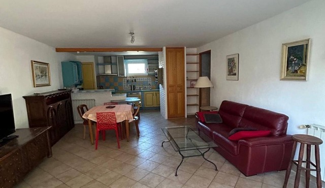 Quiet garden level close to town center.