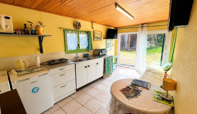 Quiet, garden-level furnished apartment near vineyards