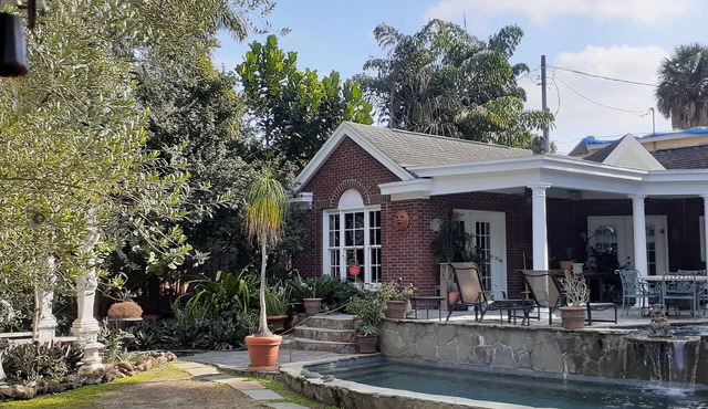 Quiet Garden Retreat Downtown Orlando - Private Apartment, Shared Pool and Patio