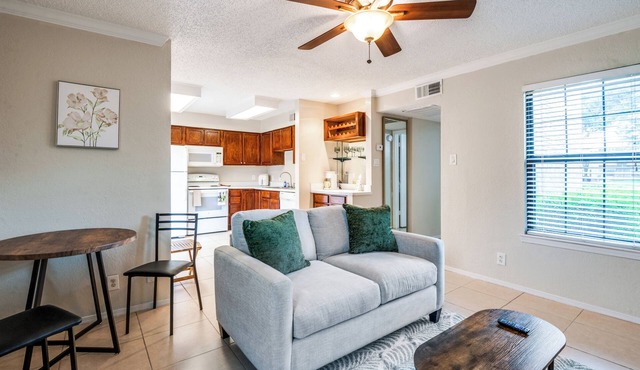 Quiet Gated Apt w/Pool, Near Hospitals & Shops