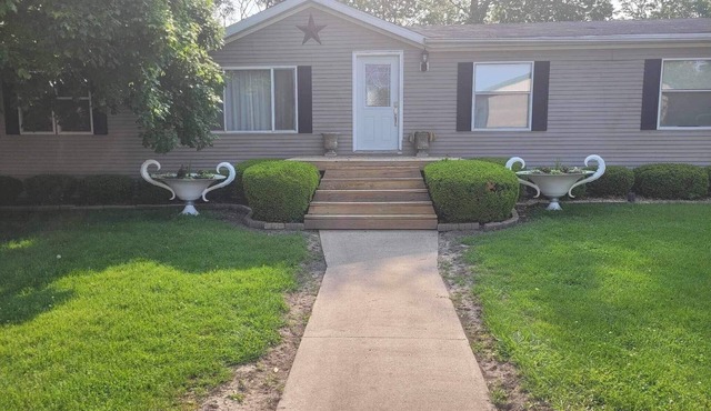 Quiet Getaway 5 minutes from Galesburg with pool and hot tub