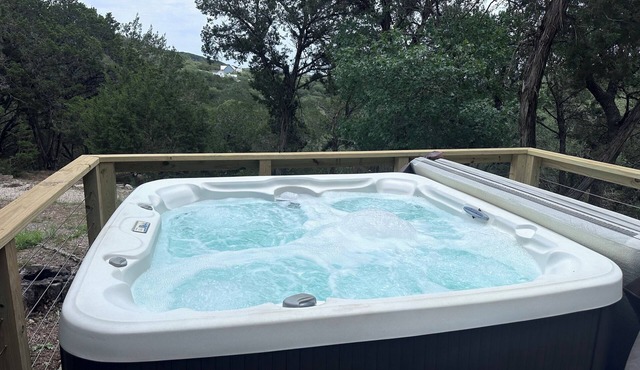 Quiet getaway on 3.5 acres with a hot tub