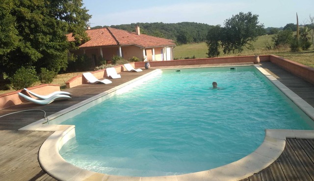 Quiet gite by the pool for two people