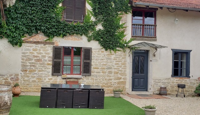 Quiet gîte close to footpaths and mountain bike trails