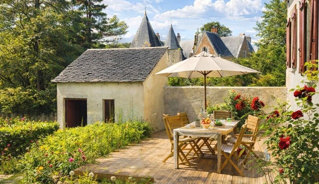Quiet gîte, close to town center, with beautiful garden facing Clos Lucé!