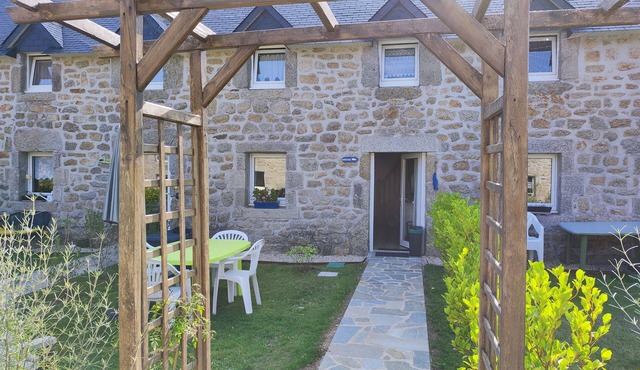 Quiet gîte in an old farmhouse, 10 minutes' walk from the beach
